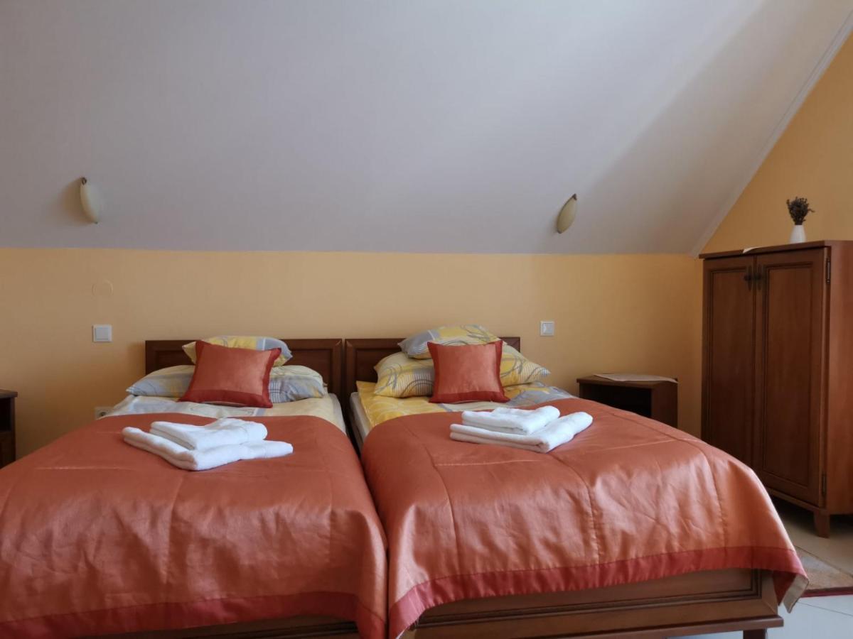 Harmonia Panzio Hotel ชารอชปาตัก ภายนอก รูปภาพ
